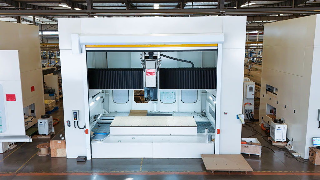 K10-3113 / 全封闭龙门式移动 5 轴加工中心（图像 3）