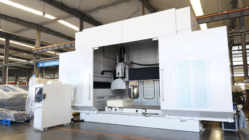 K11-3113 / 全封闭式 4 轴锯切复合加工中心（图像 4）