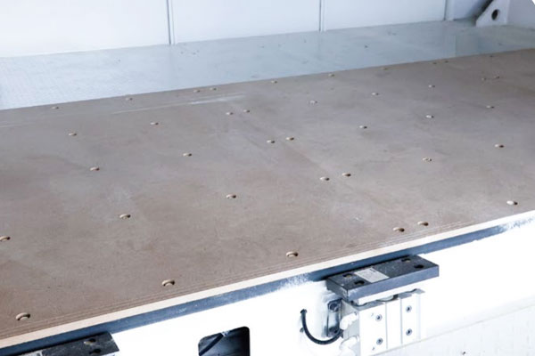 K11-3113 / 全封闭式 4 轴锯切复合加工中心（图像 7）