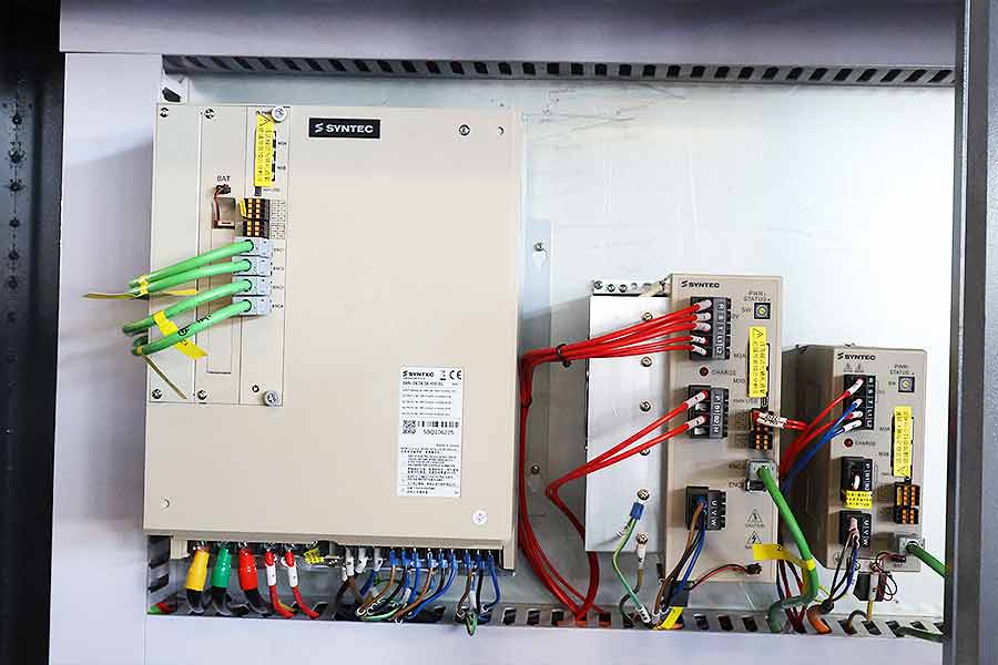 K11-3113 / 全封闭式 4 轴锯切复合加工中心（图像 5）